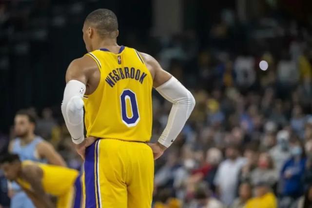 开云体育服务-30支球队都不想要！新赛季韦少或在湖人板凳坐穿